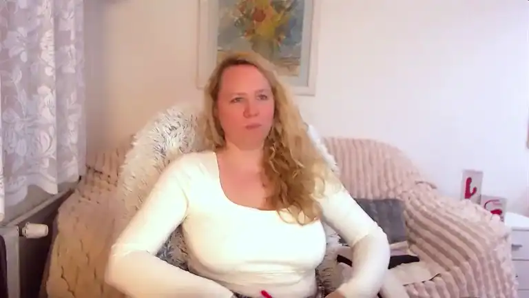 Lauraskyx – StreamateLive Video Recording – 2025 05-11 18:21:31