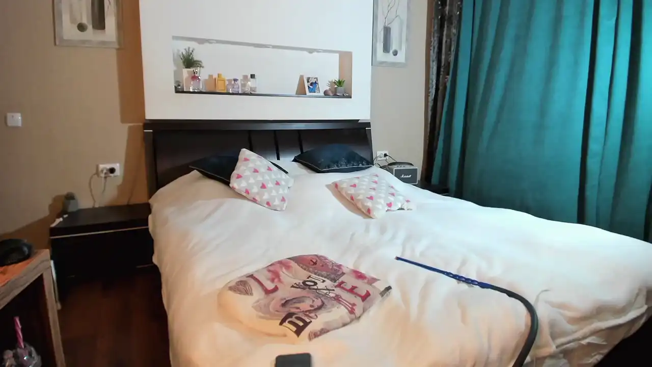 Kira – BongacamsLive Video Recording – 2025 05-27 21:21:59